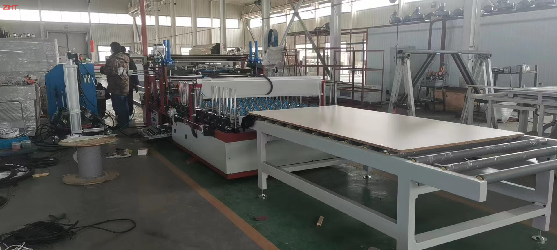 Laminating machine for wrapping MDF profiles